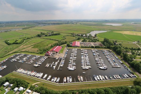 Luchtfoto van de ligplaatsen van Jachthaven Zwaansmeerpolder